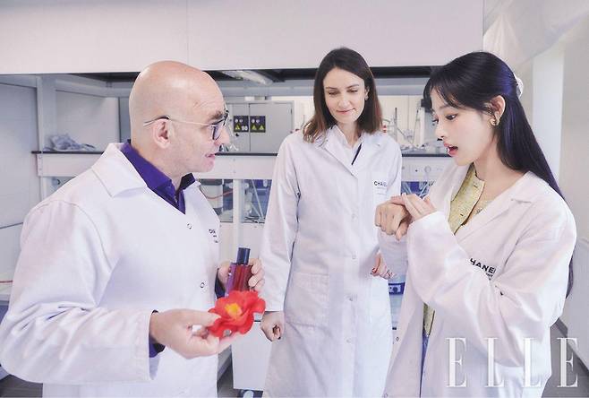 오픈-스카이 연구소에서 니콜라 푸자티, 아르멜 수로와 만나 레드 까멜리아에 대해 이야기를 나누는 뉴진스 민지.