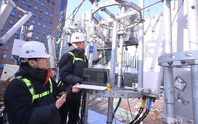 KT 관계자들이 5G 기지국을 점검 하고 있다.