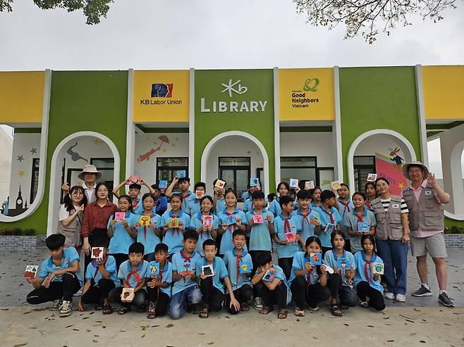 베트남 뚜옌꽝성 띠엔케 중학교에 완공된 'KB라이브러리' 사진제공=KB국민은행