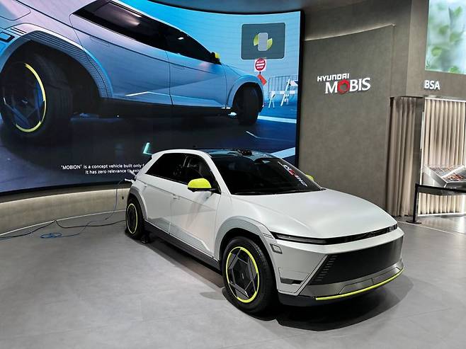 오는 26일까지 서울 코엑스에서 열리는 EVS37에 마련된 현대모비스 부스에 자동차 바퀴를 90도 회전시켜 주행이 가능한 실증차 '모비온'이 전시돼 있다. 사진=최종근 기자
