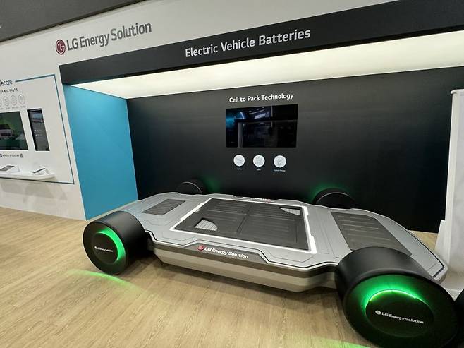 오는 26일까지 서울 코엑스에서 열리는 EVS37에 마련된 LG그룹 부스에 전기차 배터리 제품이 전시돼 있다. 사진=최종근 기자