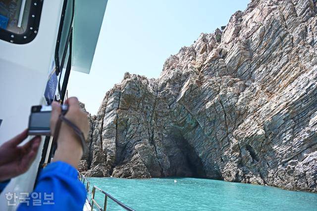 선상투어 프로그램을 이용하면 영산도의 감춰진 해안 절경을 두루 감상할 수 있다.