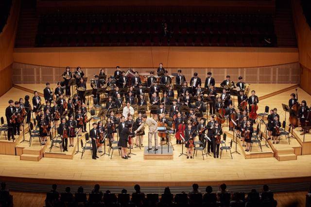 지난해 8월 롯데콘서트홀에서 열린 리조이스 콘서트에 '키즈 오케스트라'가 오른 모습. 롯데백화점 제공