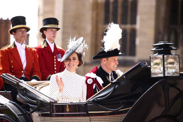 케이트 미들턴(오른쪽 두 번째) 영국 왕세자빈과 윌리엄(맨 오른쪽) 왕세자가 지난해 6월 19일 윈저성에서 열린 행사에 참석한 뒤, 마차를 타고 세인트조지 대성당을 떠나고 있다. AFP 연합뉴스 자료사진