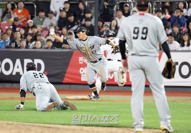 24일 오후 수원 KT위즈파크에서 열린 프로야구 한화와 KT 경기. 한화 1루수 채은성이 4회 KT 조용호의 타구를 잡아 1루커버 들어온 김태연에게 송구했으나 안타가 되고있다. 수원=정시종 기자 capa@edaily.co.kr