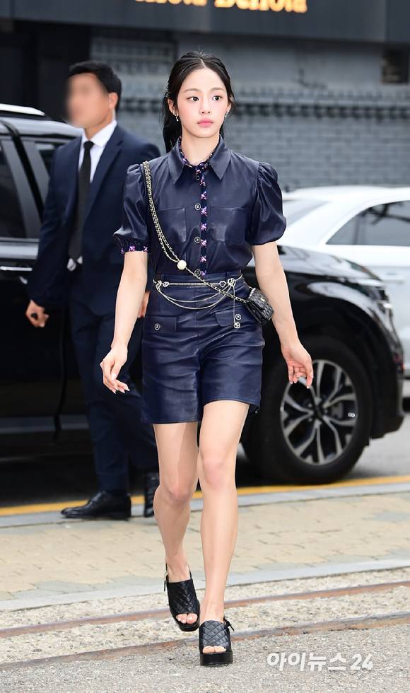 '성수동에 뚝뚝 떨어지는 예쁨' 그룹 뉴진스 민지가 23일 오후 서울 성동구 성수동 인근에서 열린 샤넬 루쥬 알뤼르 팝업 행사에 참석하고 있다. [사진=정소희 기자]