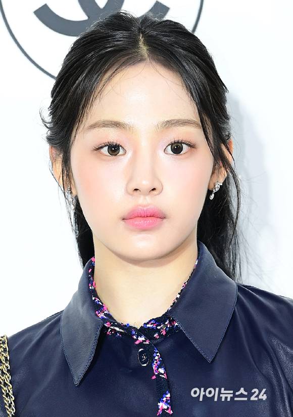 '도자기 피부' 그룹 뉴진스(NewJeans) 민지가 23일 오후 서울 성동구 성수동 인근에서 열린 샤넬 루쥬 알뤼르 팝업 행사에 참석하고 있다. [사진=정소희 기자]