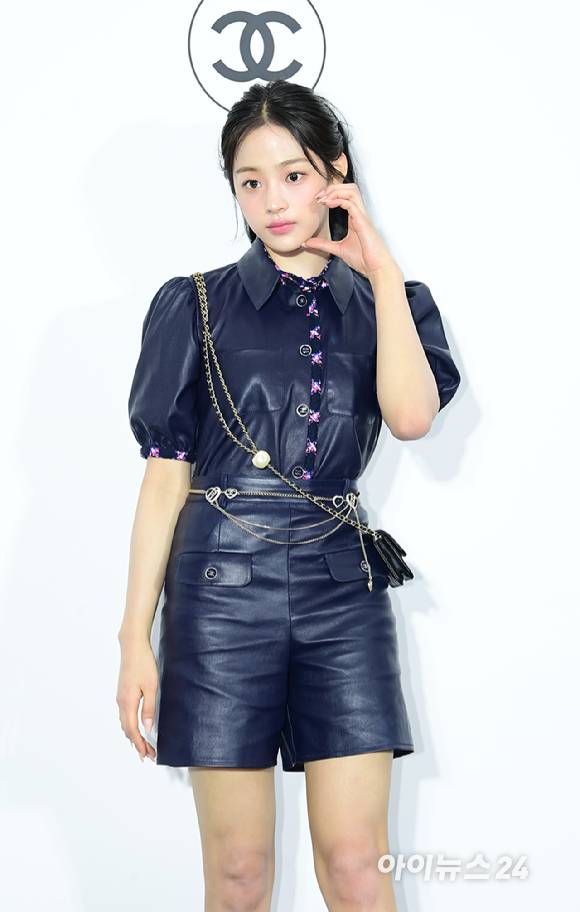 '볼하트 빠질 수 없지' 그룹 뉴진스(NewJeans) 민지가 23일 오후 서울 성동구 성수동 인근에서 열린 샤넬 루쥬 알뤼르 팝업 행사에 참석하고 있다. [사진=정소희 기자]