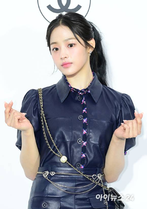 '손하트도 드려요' 그룹 뉴진스 민지가 23일 오후 서울 성동구 성수동 인근에서 열린 샤넬 루쥬 알뤼르 팝업 행사에 참석하고 있다. [사진=정소희 기자]