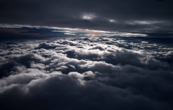 모든 먹구름엔 은색 띠가 있다. 사진은 비행기에서 포착된 풍경. 김상선 기자