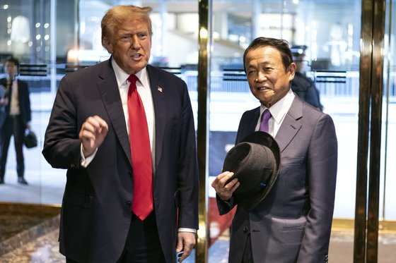 23일(현지시간) 미국 뉴욕 트럼프타워에서 도널드 트럼프 전 미국 대통령과 아소 다로 전 일본 총리가 만났다. AP=연합뉴스
