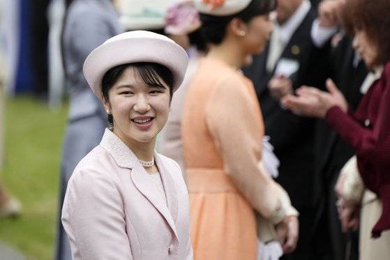 지난 23일 아이코 공주가 도쿄 아카사카 궁전 황실 정원에서 열린 봄 정원 파티에서 손님들을 맞이하고 있다. AP=연합뉴스