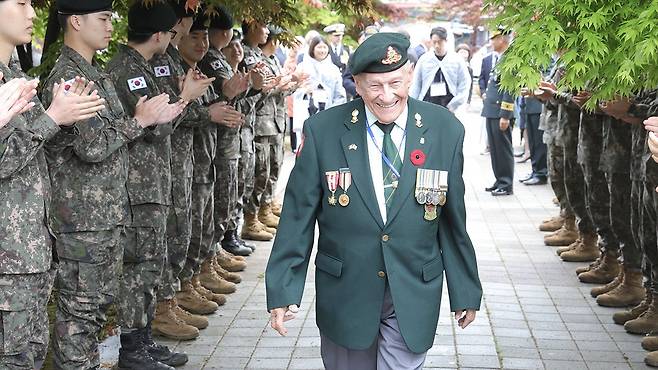 뉴질랜드군 참전용사 콜린 칼리(92)이 추모식을 마친 뒤 육군 장병의 박수를 받으며 행사장을 떠나고 있다. 연합뉴스