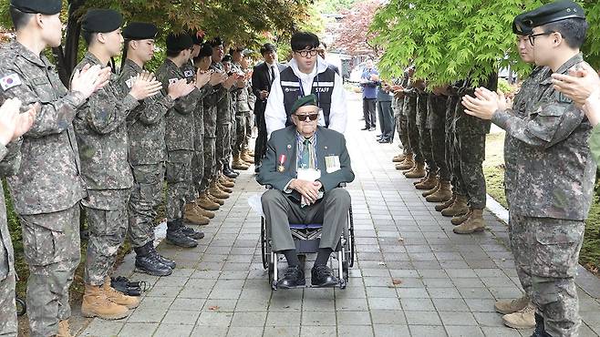 윌리엄 크라이슬러(94)가 추모식을 마친 뒤 육군 장병의 박수를 받으며 행사장을 떠나고 있다. 연합뉴스