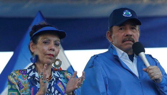 니카라과의 권위주의 지도자 다니엘 오르테가 대통령(왼쪽)과 부인이자 부통령 로사리오 무리요. AP=연합뉴스
