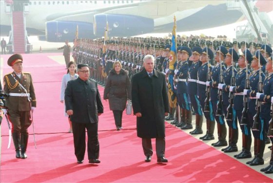 지난 2018년 김정은 북한 국무위원장이 방북한 미겔 디아스카넬 쿠바 국가평의회 의장을 맞이하고 있다. 당시 디아스카넬 의장이 북한 인민군 의장대를 사열하는 모습. 연합뉴스