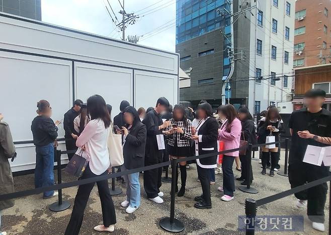 '샤넬 루쥬 알뤼르 팝업 스토어' 입장을 기다리는 VIP 고객들. /사진=안혜원 기자