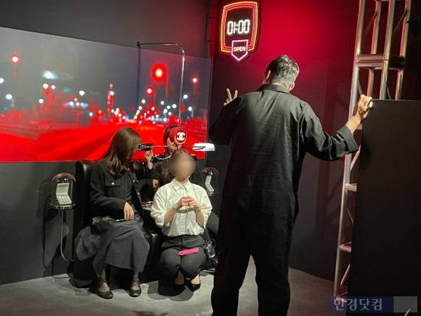 포토존에서 인증샷을 남기는 사람들. /사진=김세린 기자