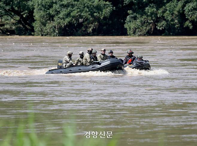 해병대원들이 19일 경북 예천 호명면에서 집중호우와 산사태 실종자를 수색하다 급류에 휩쓸려 실종된 동료 해병대원을 수색하고 있다. 예천|권도현 기자