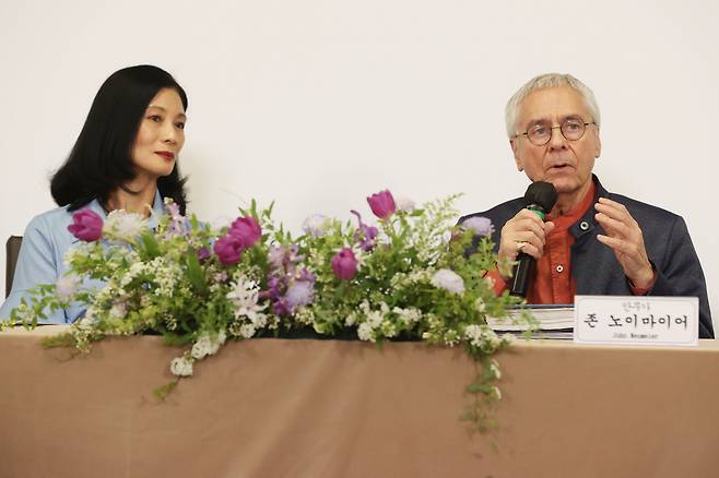 John Neumeier (right), director and chief choreographer of the Hamburg Ballet, and Kang Sue-jin, CEO and artistic director of the Korean National Ballet, attend a press conference at the Seoul Arts Center in Seoul, Tuesday. (Yonhap)