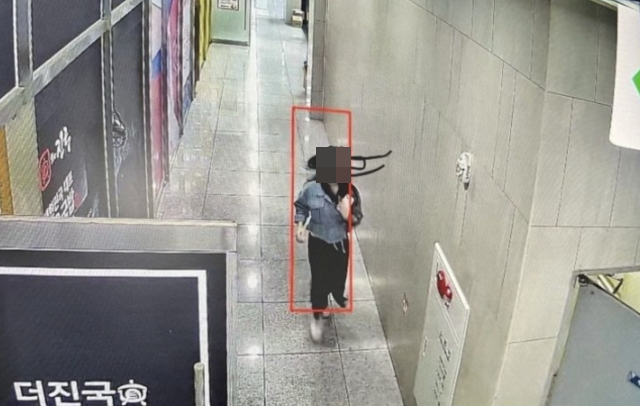 명품백을 도둑 맞았다고 호소한 신고자 A씨가 온라인 커뮤니티에 공개한 사진. 뉴시스