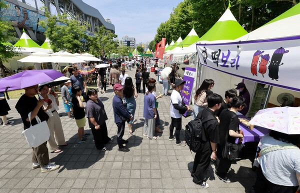 '제3회 떡볶이 페스티벌'이 대구 북구 DGB대구은행 파트 중앙광장에서 열린 가운데 한 외국인이 떡볶이 맥주·음료 등으로 축제를 즐기고 있다. 이번 페스티벌은 체험, 게임 부스, 프리마켓, 포토존, 디제이 파티 등 18일까지 열렸다. 정훈진 기자 jhj@kyongbuk.com