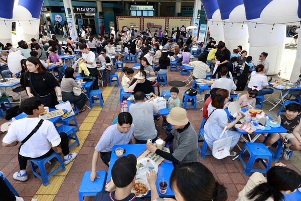 '제3회 떡볶이 페스티벌'이 대구 북구 DGB대구은행 파트 중앙광장에서 열린 가운데 한 외국인이 떡볶이 맥주·음료 등으로 축제를 즐기고 있다. 이번 페스티벌은 체험, 게임 부스, 프리마켓, 포토존, 디제이 파티 등 18일까지 열렸다. 정훈진 기자 jhj@kyongbuk.com