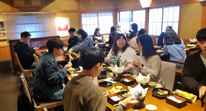 노랑풍선이 준비한 일본 가정식을 맛보고 있는 참가자들 / 사진=김혜성 여행+ 기자