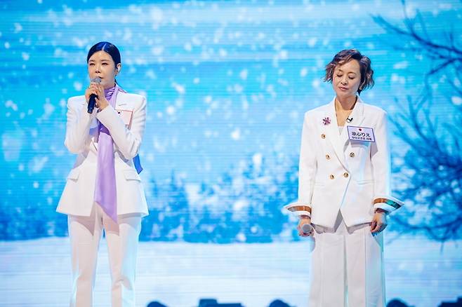 한일가왕전 4회 방송에서 곡 ‘슬픈 인연’으로 듀엣 대결을 펼친 한국팀 가수 린(왼쪽)과 일본팀 가수 우타고코로 리에. 사진제공=MBN