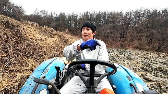 기안84가 유튜브 프로젝트인 ‘농부왕 기안84’로, 경기도 안성에서 농부로 변신한 모습을 소개한다. [사진 = 농협]