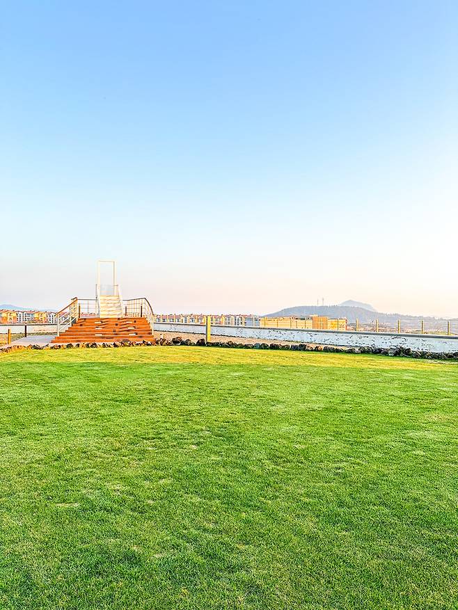 스몰웨딩명소로 꼽히는 야외 전망대 / 사진=권효정 기자