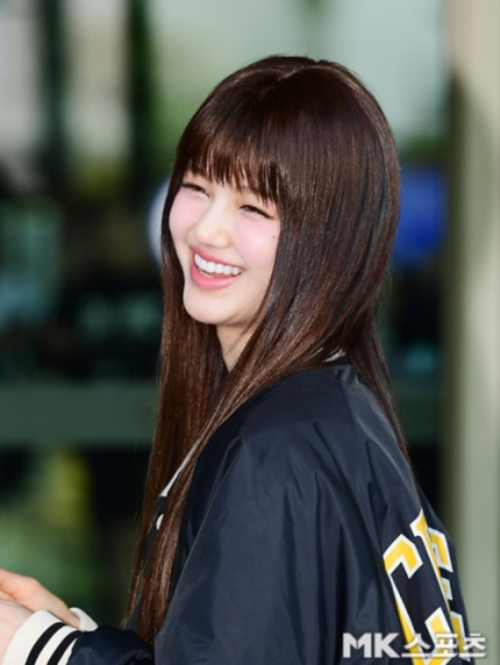 검은색과 노란색이 조화된 바시티 재킷과 네이비색 쇼트 스커트에 하얀색 스트라이프가 들어간 조합은 스포티하면서도 도시적인 느낌을 강조했다.  사진=김영구 기자