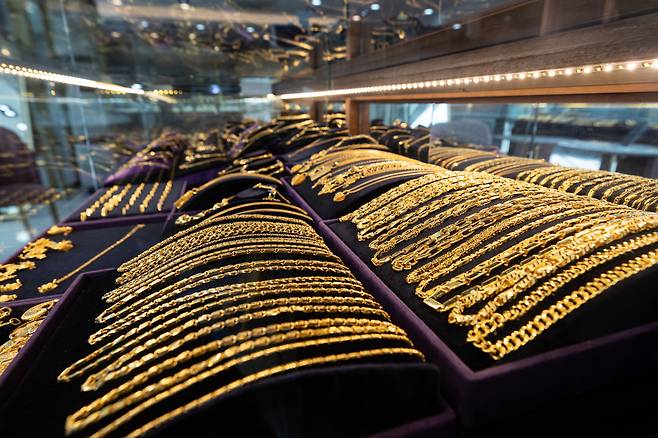 중동 위기 등으로 연일 국제 금값이 치솟는 가운데 국내에서도 금 거래가 급증하고 있다. 서울시내 한 금거래소에 전시된 귀금속 모습/사진=뉴스1