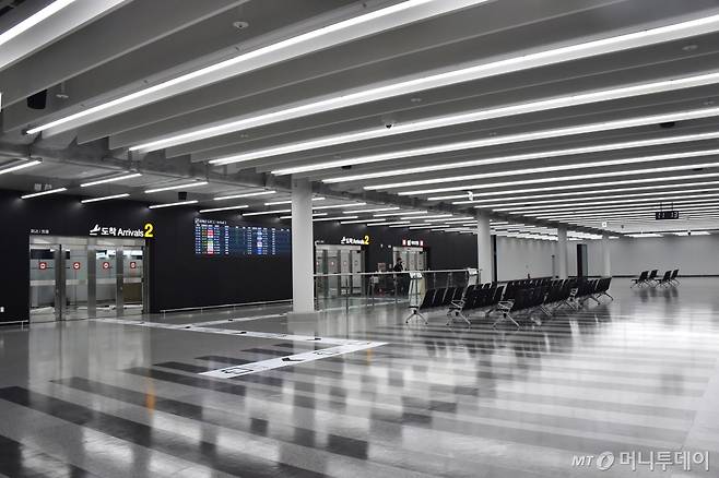 [부산=뉴시스]24일 부산 강서구 김해공항 국제선터미널이 확장 개관하고 운영에 들어간다. 새로 만들어진 입국장. (사진=부산시 제공)