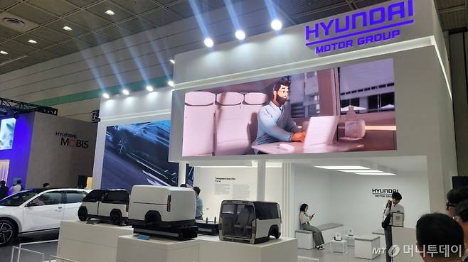 24일 오전 10시쯤 서울 강남구 삼성동 코엑스. '제37회 세계전기자동차 학술대회 및 전시회'(EVS37)에 참가한 현대자동차그룹의 모습./사진=김도균 기자