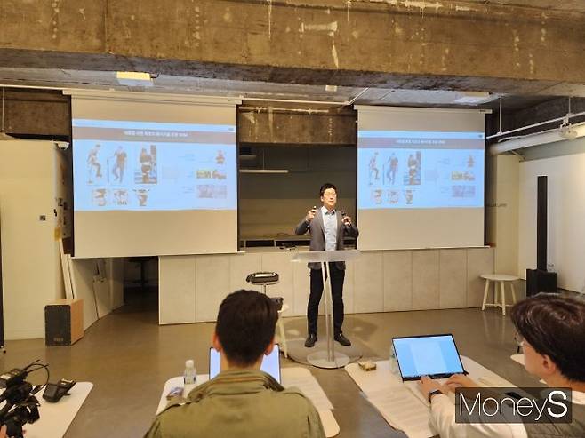 웨어러블 로봇 스타트업 '위로보틱스'가 보행보조 로봇을 내놨다. /사진=박찬규 기자