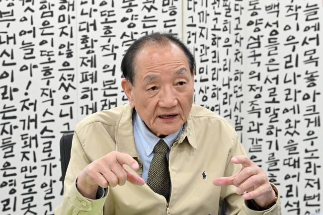 언론인이자 행정가로서 40여 년간 현장을 누빈 김효재 이사장은 인공지능(AI)의 발달과 가짜뉴스의 범람을 우려하면서 언론이 ‘진실’을 좇아야 한다고 강조했다.  백동현 기자