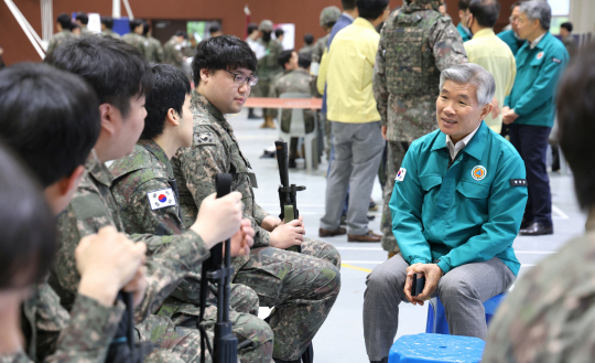 이기식(오른쪽 첫번째) 병무청장이 24일 육군 제56사단 공병대대를 방문하여 서울지역 불시 병력동원소집훈련에 참여한 예비군들과 이야기를 나누고 있다. 병무청 제공