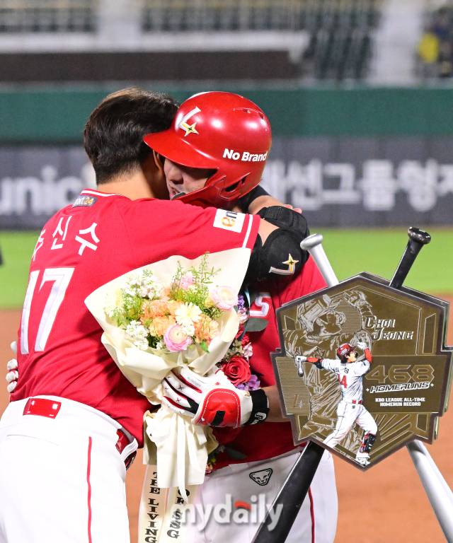 2024년 4월 24일 부산 사직야구장에서 진행된 '2024 신한 SOL 뱅크 KBO 리그' SSG-롯데의 경기. SSG 최정이 5회초 롯데 이인복을 상대로 통산 468호 홈런을 때린 뒤 추신수와 포옹을 하고 있다. 이날 홈런으로 최정은 KBO리그 통산 최다 홈런 기록인 468개를 기록했다./부산 = 곽경훈 기자 kphoto@mydaily.co.kr