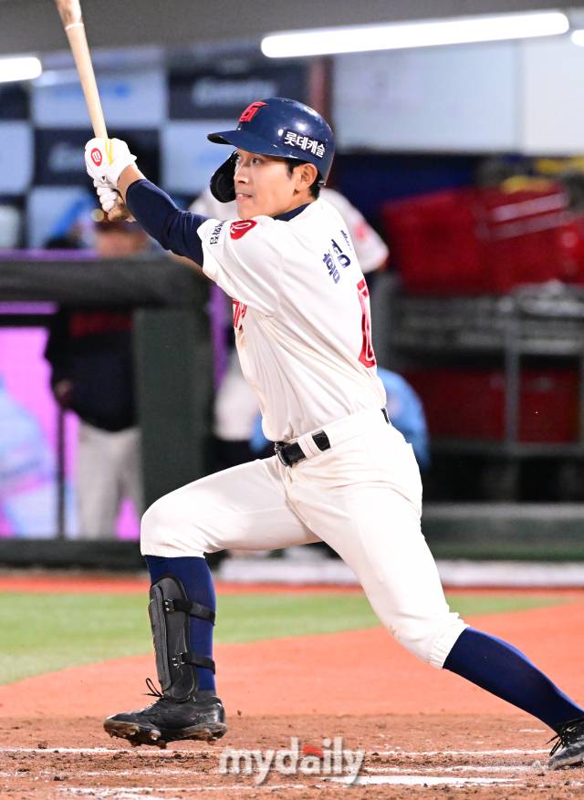 2024년 4월 24일 부산 사직야구장에서 진행된 '2024 신한 SOL 뱅크 KBO 리그' SSG-롯데의 경기. 롯데 황성빈이 3회말 1사 1루에서 3루타를 때리고 있다./부산 = 곽경훈 기자 kphoto@mydaily.co.kr