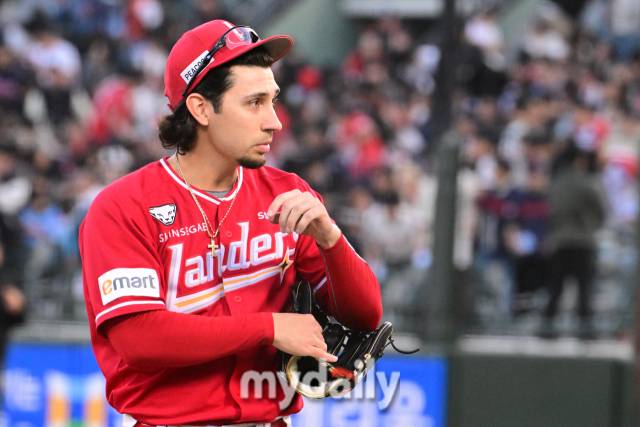 2024년 4월 24일 부산 사직야구장에서 진행된 '2024 신한 SOL 뱅크 KBO 리그' SSG-롯데의 경기. SSG 선발 더거가 1회말 2실점 한 뒤 아쉬워 하고 있다./부산 = 곽경훈 기자 kphoto@mydaily.co.kr