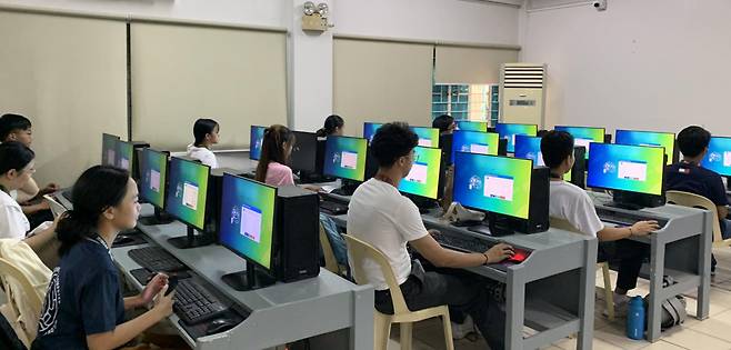 필리핀 현지에서 전공 대학생들이 전국 동시로 TOPCIT을 응시하고 있다.[IITP 제공]