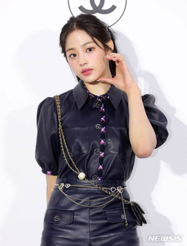 [서울=뉴시스] 김혜진 기자=그룹 뉴진스 민지가 23일 오후 서울 성동구 인근에서 열린 샤넬 루쥬 알뤼르 팝업 행사에서 포즈를 취하고 있다. 2024.04.23. jini@newsis.com *재판매 및 DB 금지