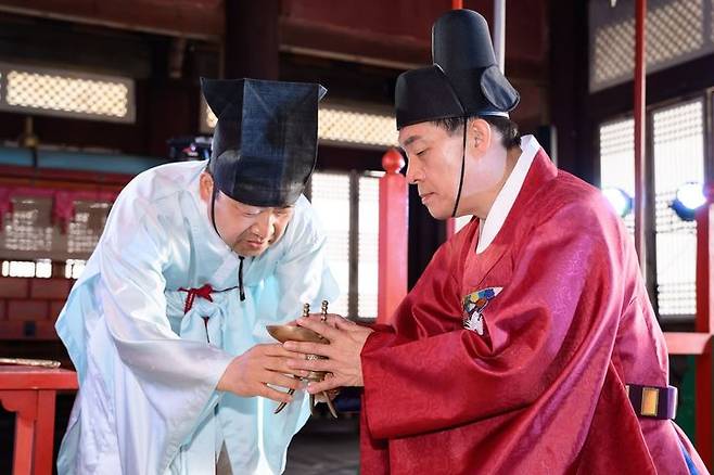 [수원=뉴시스] 이재준 경기 수원시장이 24일 오후 화성행궁 화령전 운한각에서 화성행북 개관을 고하는 고유제에 참여하고 있다. 1789년 건립된 화성행궁은 일제강점기를 거치며 훼손됐다가 1989년부터 시민들의 힘으로 '화성행궁복원 추진위원회'가 꾸려져 35년 만에 1·2단계 복원공사를 통해 완전한 모습을 되찾았다. (사진=수원시 제공) 2024.04.24. photo@newsis.com *재판매 및 DB 금지