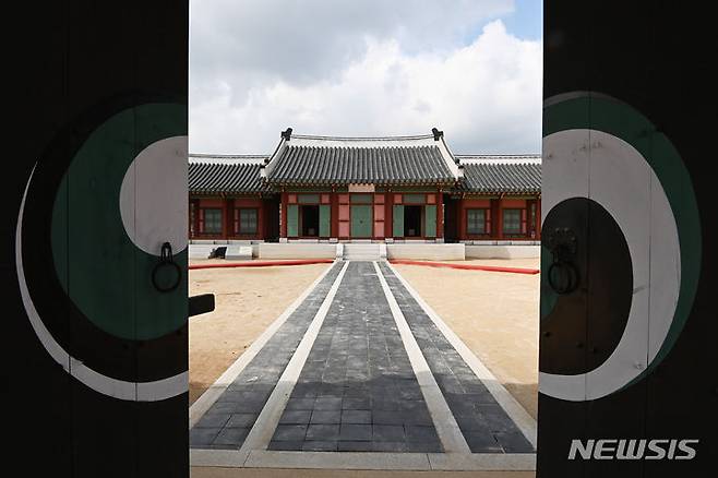 [수원=뉴시스] 김종택기자 = 일제강점기에 훼손됐던 수원 화성행궁이 119년만에 완전한 모습으로 복원됐다. 1789년 정조대왕이 세운 화성행궁은 평상시에는 관청으로 사용하다가 임금이 수원에 행차할 때는 임금과 수행 관원들이 머무는 궁실로 이용됐다. 사진은 30년 넘게 이어진 복원사업을 통해 원래 모습을 되찾은 우화관 모습. 2024.04.24. jtk@newsis.com