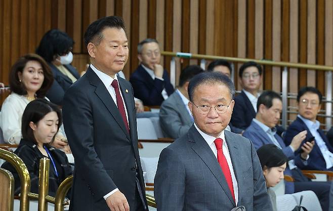 국민의힘 윤재옥 당 대표 권한대행 겸 원내대표와 이양수 원내수석부대표가 23일 오전 서울 국회에서 열린 원내대책회의에 참석하고 있다. 연합뉴스