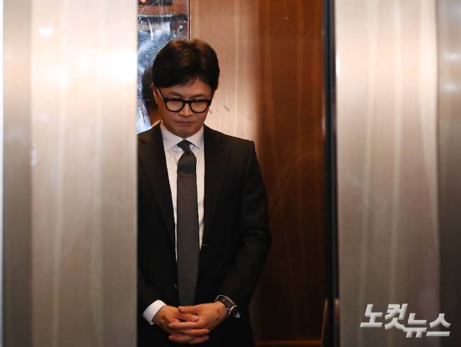 국민의힘 한동훈 비상대책위원장이 11일 오전 서울 여의도 중앙당사에서 총선 참패 책임을 지고 사퇴하겠다고 밝힌 뒤 자리를 뜨고 있다. 황진환 기자