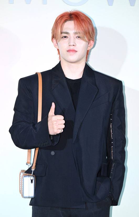 [OSEN=이대선 기자] 15일 오후 서울 성동구 에스팩토리에서 프리미엄 모빌리티 브랜드 새로운 컬렉션 공개 행사가 열렸다.이날 트레저 준규와 하루토, 세븐틴 에스쿱스와 원우, 엑소 시우민과 백현, 태국 배우 마일 팍품, 배우 로운, 카레이서 루이스 해밀턴, 블랙핑크 로제가 자리를 빛냈다.세븐틴 에스쿱스가 포토타임을 가지고 있다. 2024.04.15 /sunday@osen.co.kr