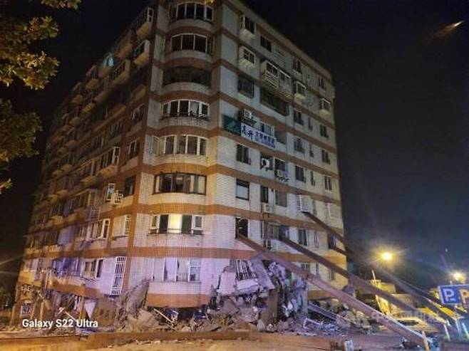 지진으로 기울어진 타이완 화롄현 퉁솨이 건물