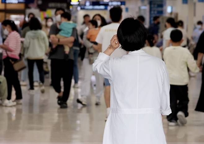 지난 23일 서울의 한 어린이병원에서 의사가 이동하고 있다. 뉴시스